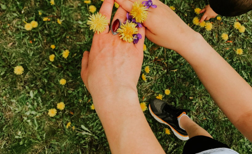 DIY dandelion rings with kids!