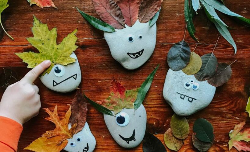 Here is an easy leafy monster rock craft idea for your monster loving kid or Halloween. This is a great non-scary idea, and uses natural materials which you probably already have right in your yard!