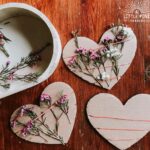 Try this simple nature heart weaving activity for Valentine's Day or Mother's Day. The contrast of the natural cardboard heart with the colorful flowers, makes this the most beautiful gift to hand out this Valentine's Day!