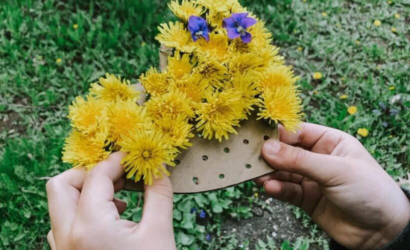 Try this fun dandelion craft this spring!